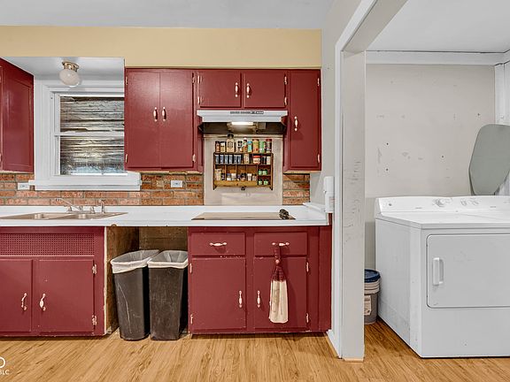 4th image of 1104 W Wabash Ave