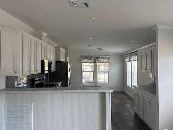 5th image of 146 Berkley Cir #146