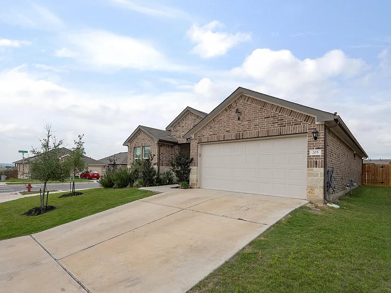 205 Bethpage Dr — Photo 2