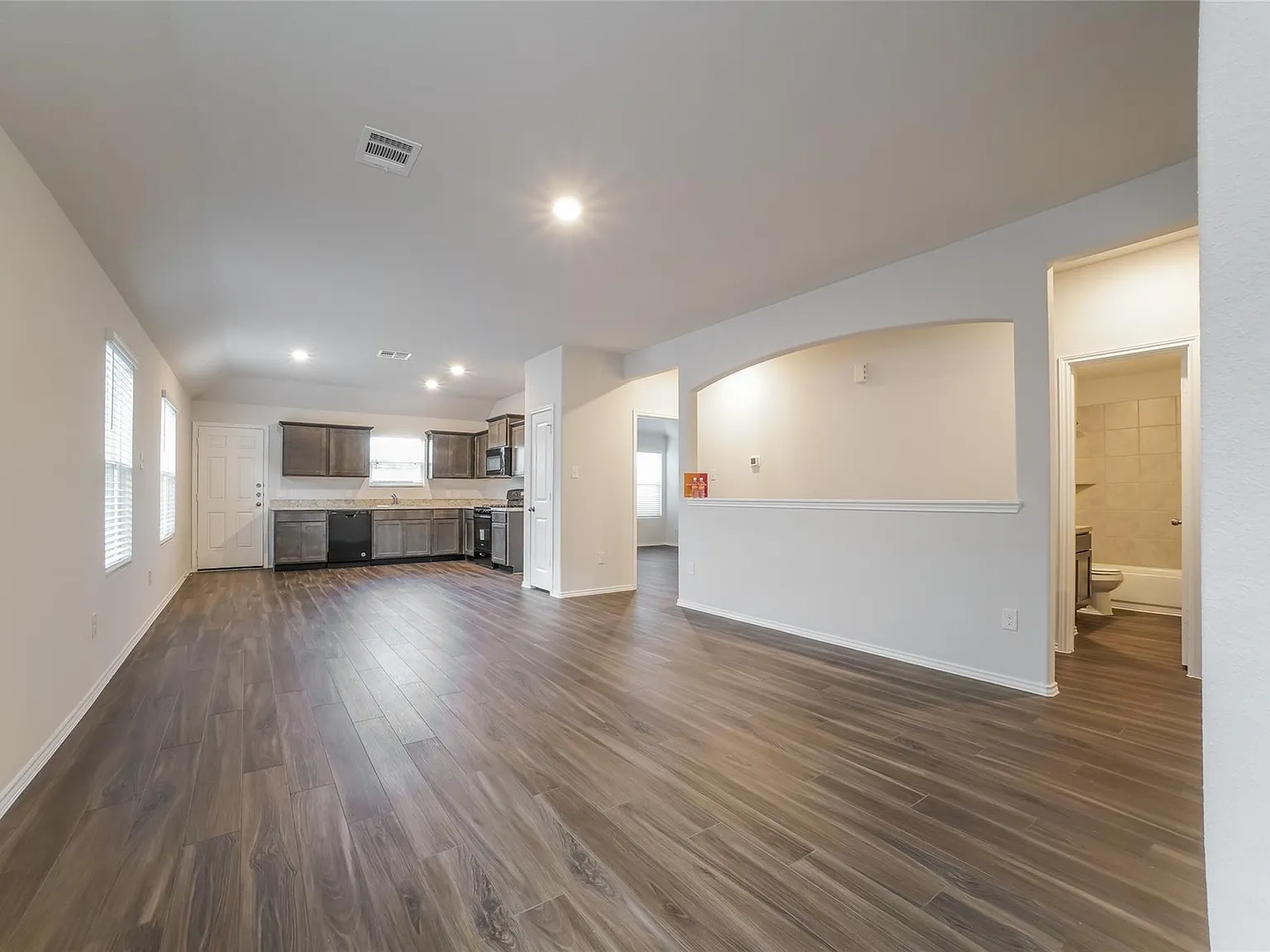 3 bed, 2.0 bath, 1398 sqft, $1,655 — Photo 3