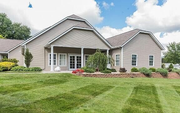 2nd image of 5674 N Goldfinch Dr NE