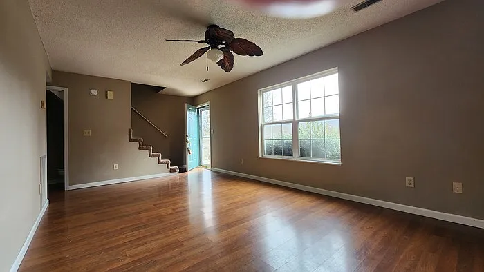 2 bed, 1.5 bath, 1000 sqft, $1,100 — Photo 2