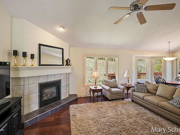 5th image of 1321 Millwood Dr NE