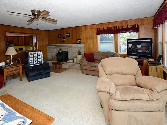 5th image of 325 Carpenter Dr