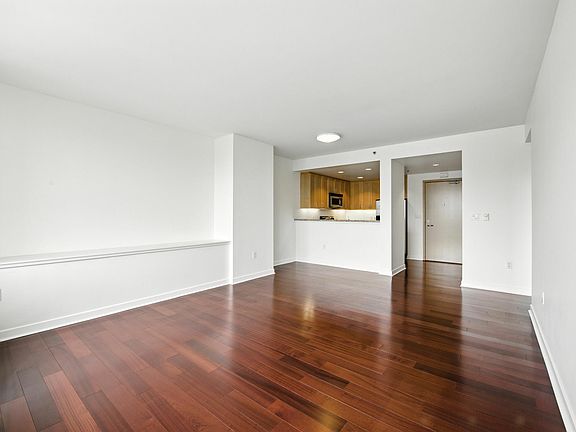 4th image of 250 King St #1609