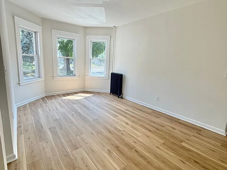 699 Stanley St — Photo 19