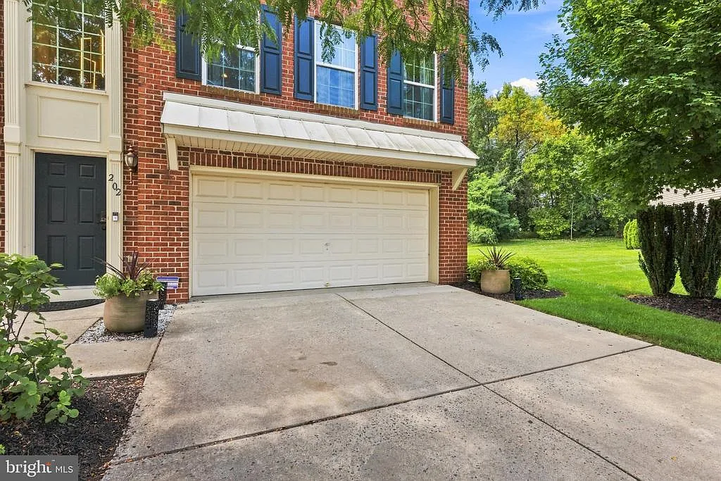 3 bed, 1.5 bath, 2400 sqft, $3,900 — Photo 3