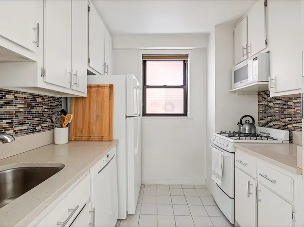 330 Third Avenue image 2 of 4