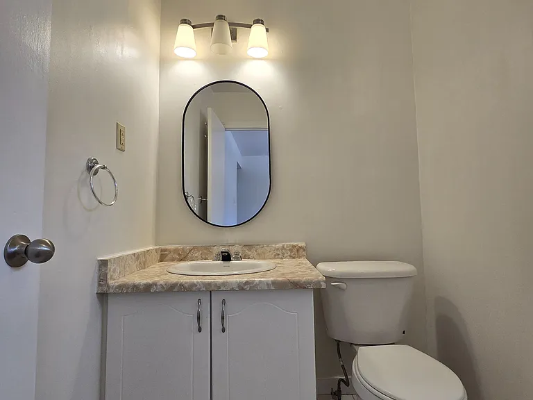 184 Simcoe St #3 — Photo 9