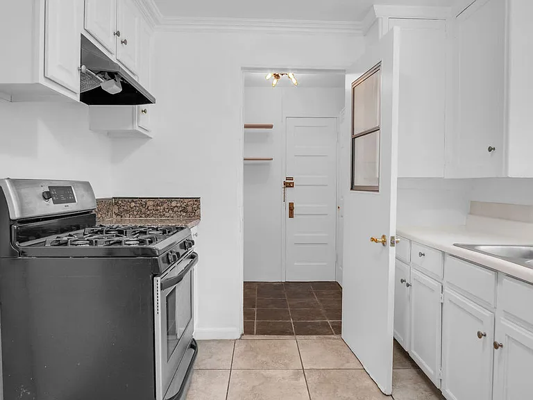 2620 Commodore St — Photo 11