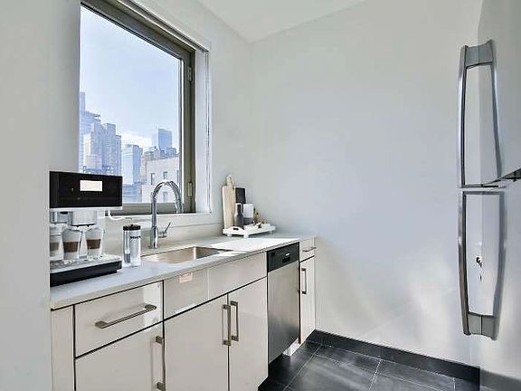 4th image of 3 W 36th St