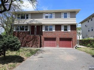 385 Mayer Ct, Ridgefield, NJ 07657