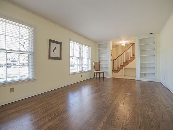 2nd image of 1110 Scottland Dr