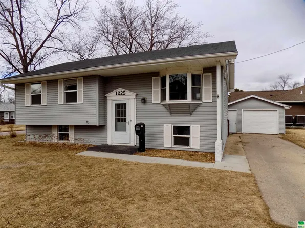 1225 W 26th St, Sioux City, IA 51103