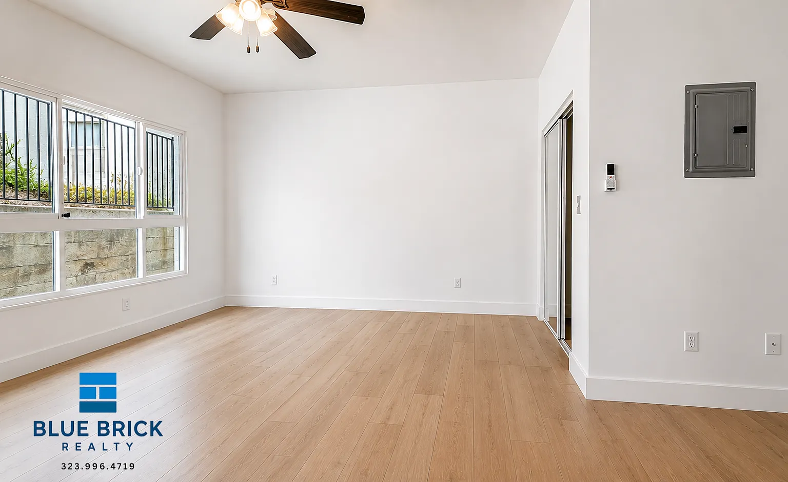 Hollywood Studio with In-Unit Laundry, Central A/C — Photo 4
