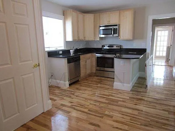 6 bed, 999 sqft, $900 — Photo 2