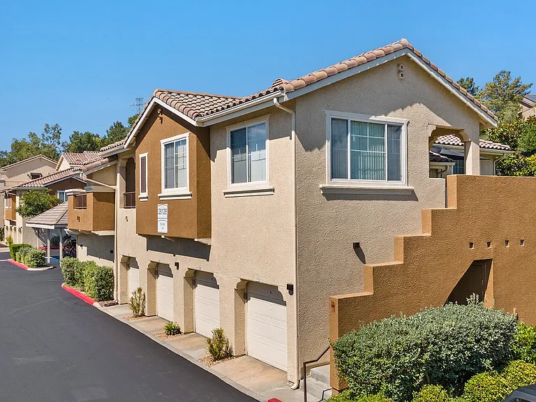Hills of Valencia Apartments — Photo 16