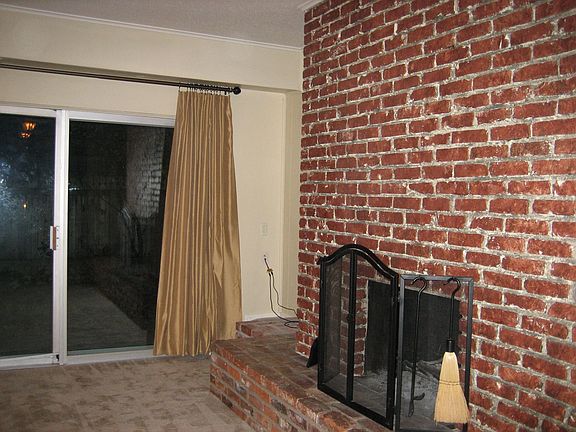 Living room w/ fireplace