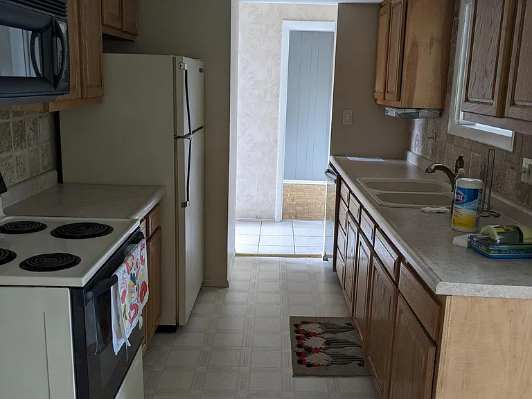 17W764 Standish Ln — Photo 8