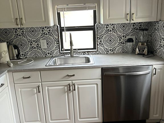 4th image of 823 NE 19th Ave #3