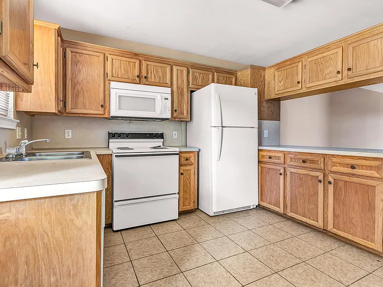 1602 Medina Dr — Photo 12