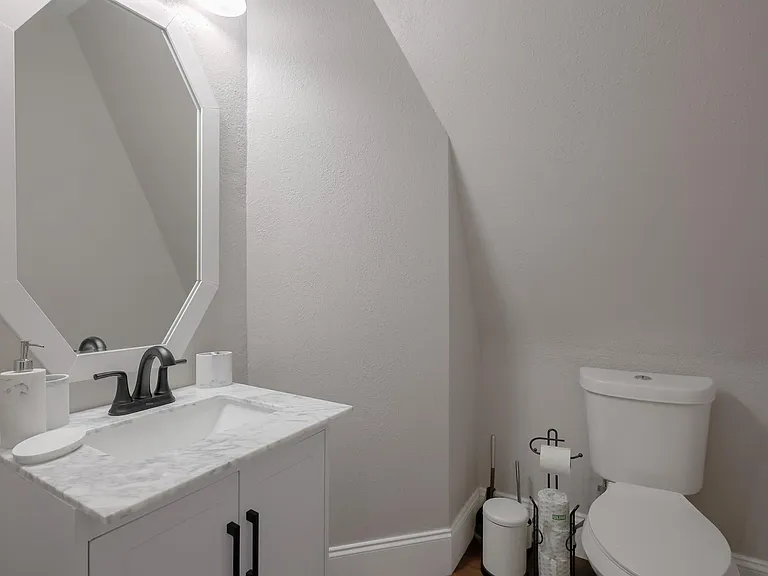 2808 Wales Ct — Photo 32