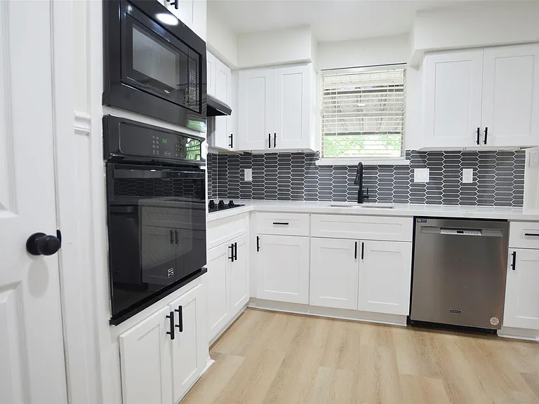 536 Castlelake Dr — Photo 11