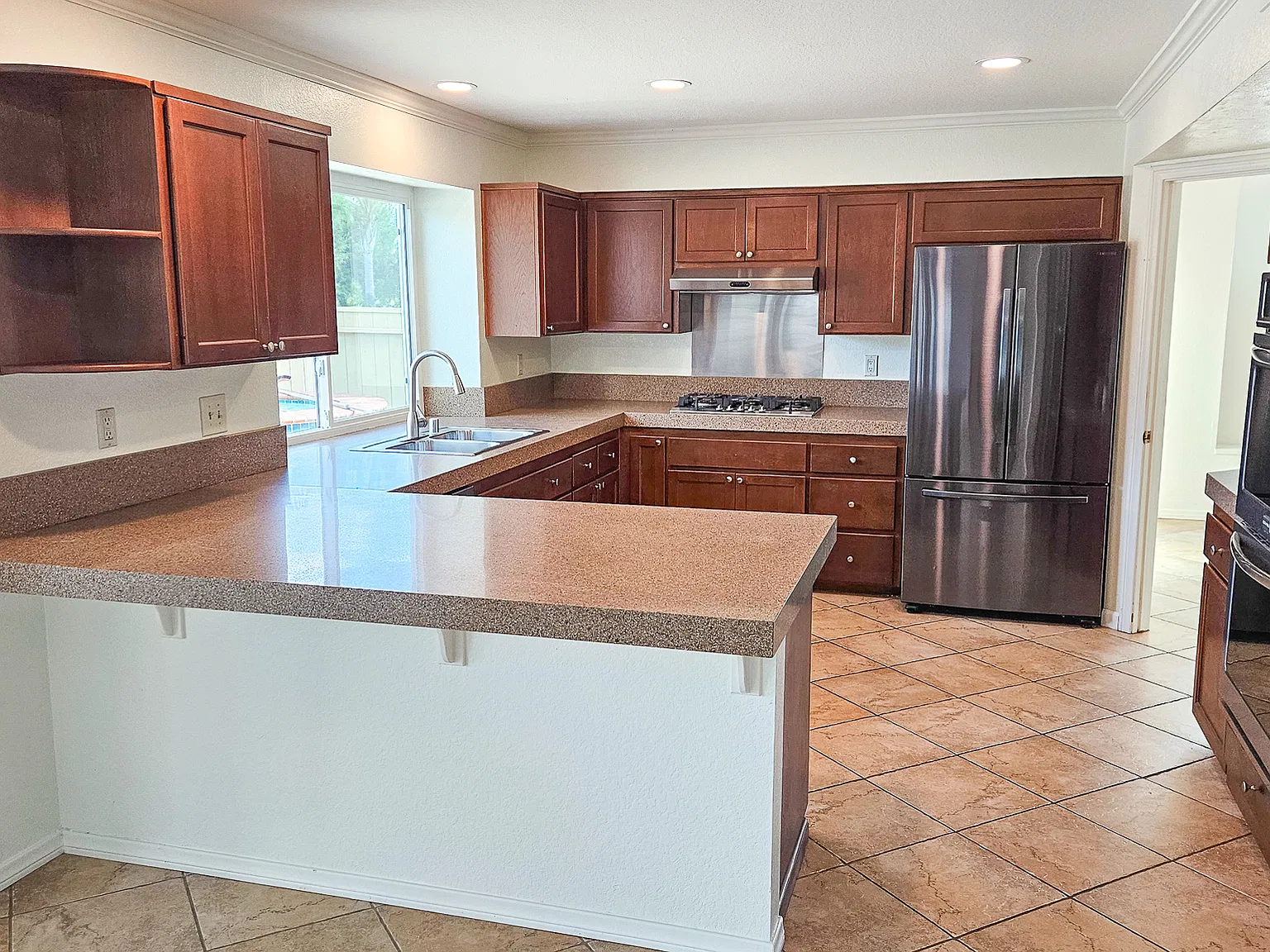 4 bed, 2550 sqft, $5,695 — Photo 4