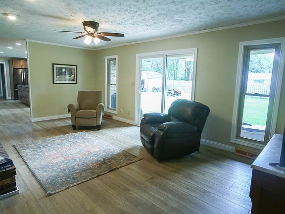 3rd image of 105 Harvest Dr W