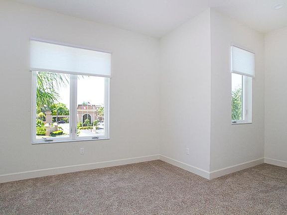 10 foot ceilings throughout