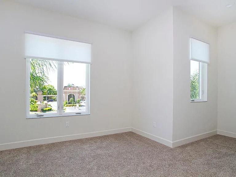 10 foot ceilings throughout