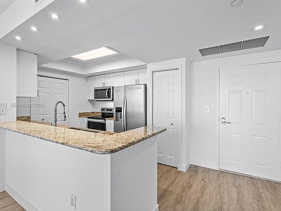 5th image of 19501 W Country Club Dr APT 1710