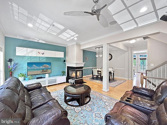 4th image of 913 Highland Ridge Ave