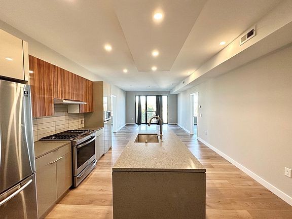3rd image of 517 Poplar St #C200