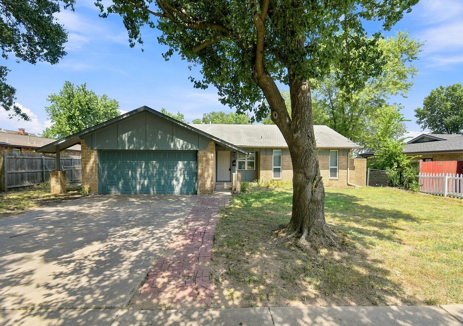 3 Bed | 1.5 Bath in Collinsville! — Photo 1