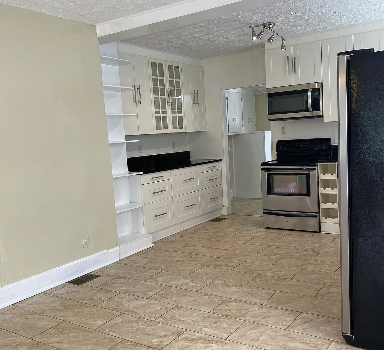 4 bed, 1404 sqft, $3,156 — Photo 3