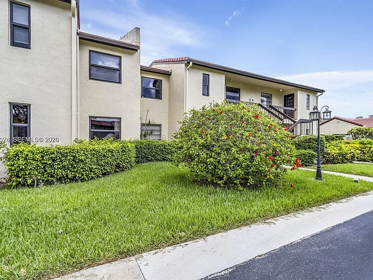 8535 Casa Del Lago #F — Photo 30