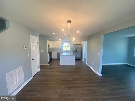 5th image of 102 Lincoln Dr