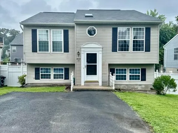 810 205th St, Pasadena, MD 21122