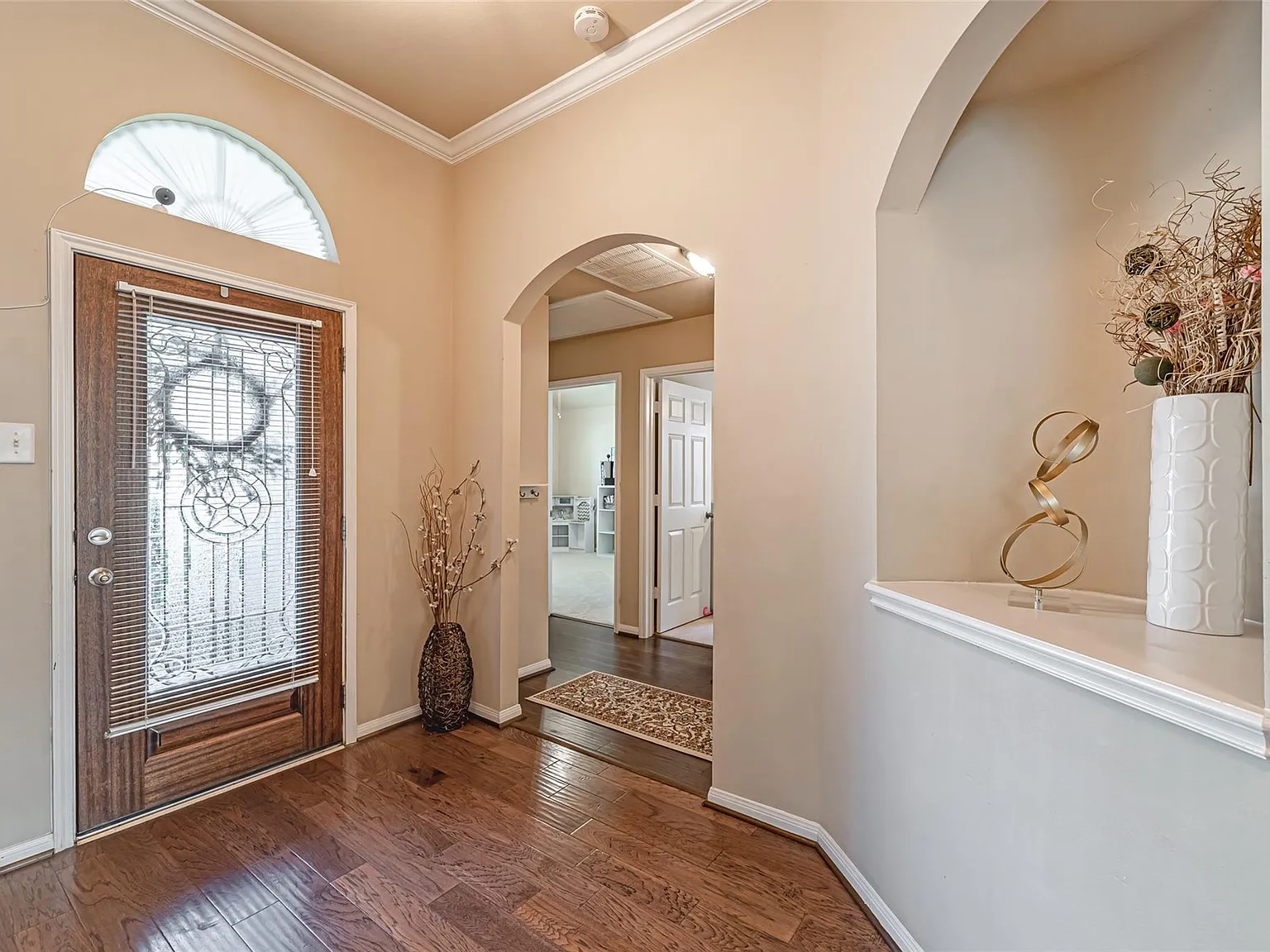 4 bed, 2.0 bath, 2320 sqft, $2,300 — Photo 2