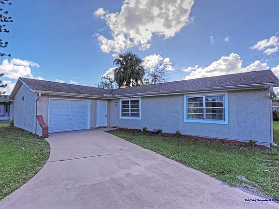 3rd image of 462 NW Airoso Blvd