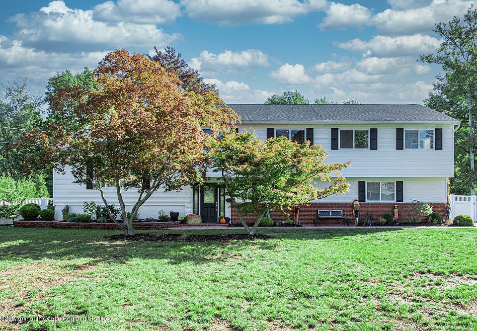 1st image of 4 Suffolk Ln