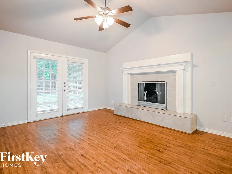 302 Shorewood Dr — Photo 2