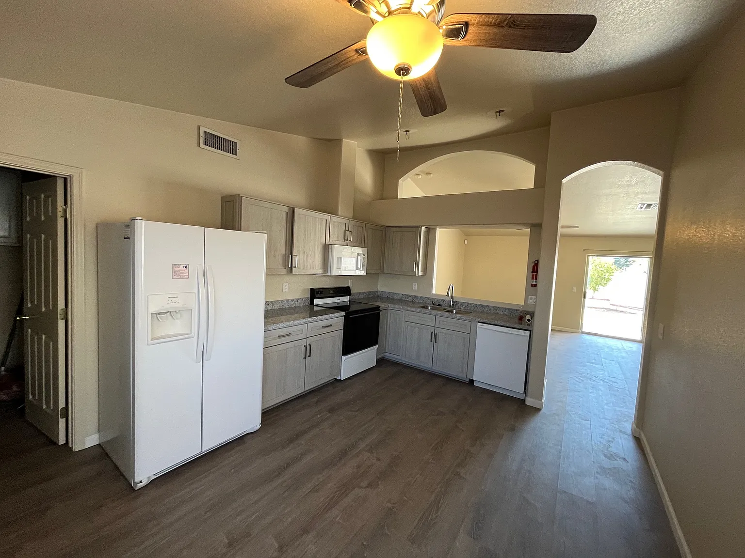 1153 E Butler Dr — Photo 4