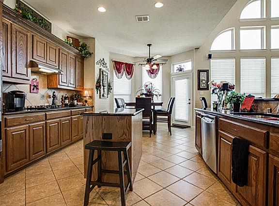 5th image of 2107 Alma Dr
