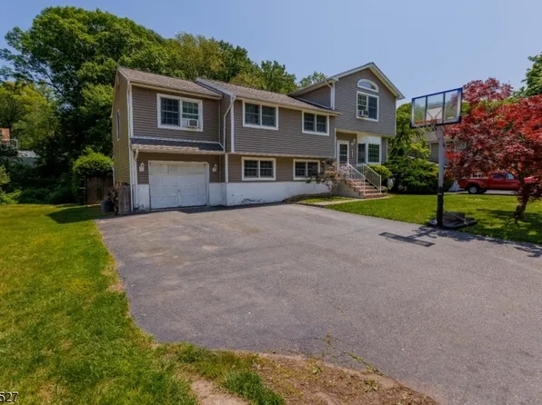 108 Knolls Rd, Bloomingdale Boro, NJ 07403