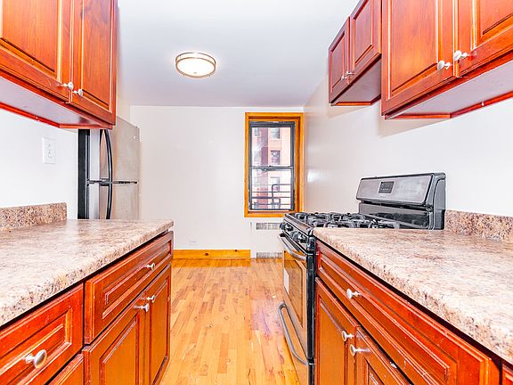 3rd image of 100 E 21st St APT 321