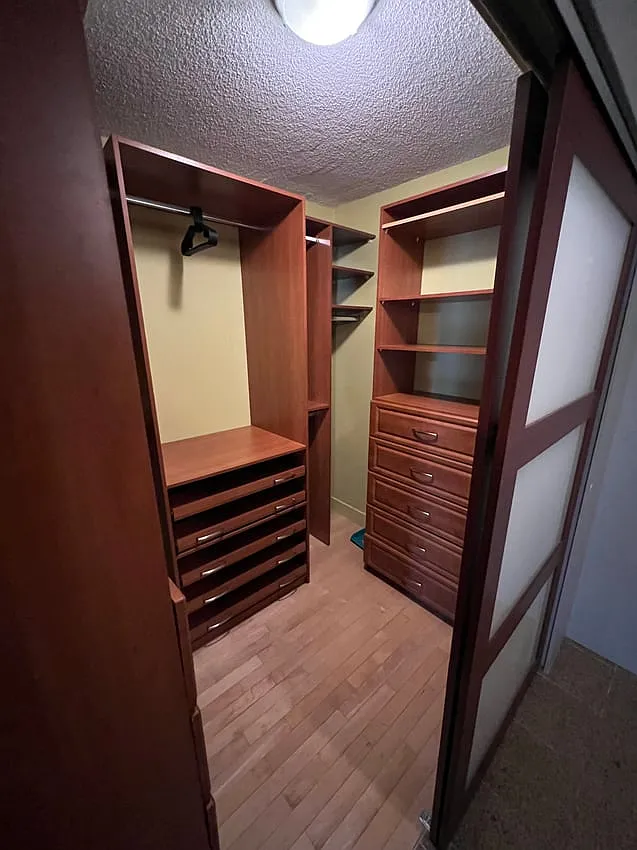 Master Room - Front St W & Spadina Ave — Photo 4