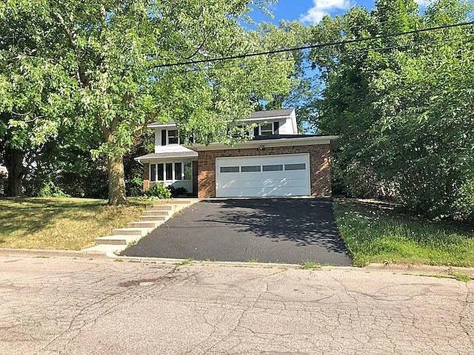 4 bed, 2.5 bath, 2000 sqft, $3,000 — Photo 1