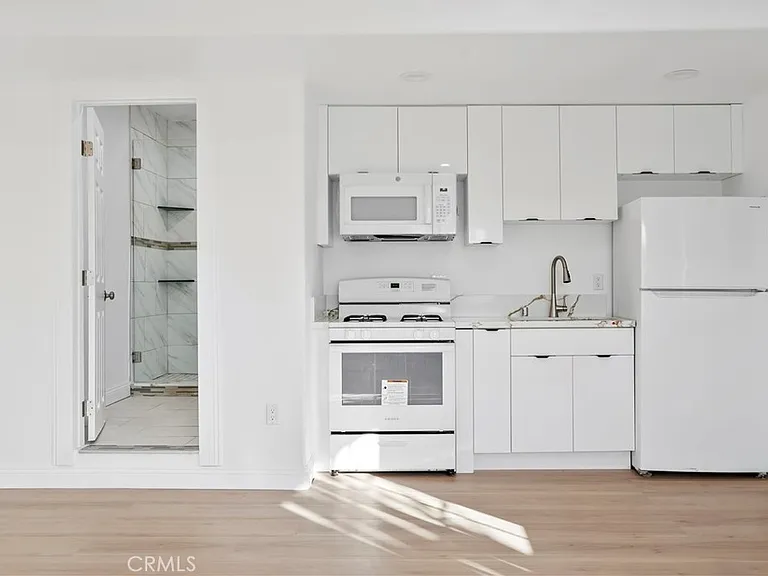8438 Gloria Ave — Photo 5